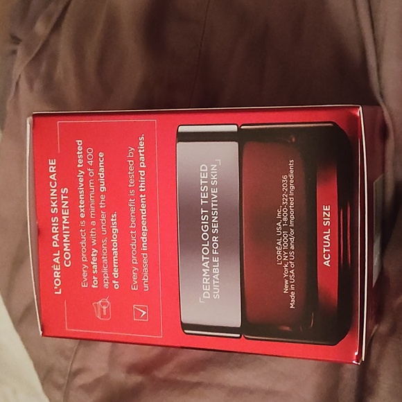 L'Oreal Revitalift Triple Power Anti-Aging Moisturizer - Red - Picture 2 of 4